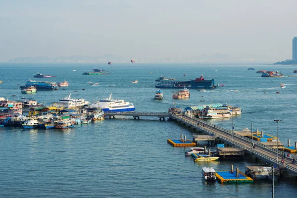 Sabah ışığında Pattaya Balihai Bay iskelesi