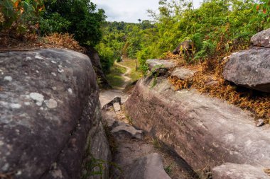 Kayalık ve kayalık ile dağüzerinde küçük toprak yol