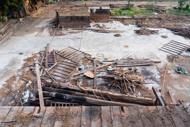 Yıkılmış pirinç fabrikasında odun yığınları