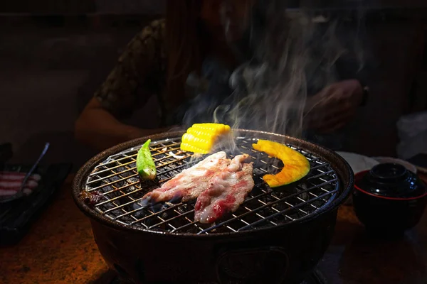 Carvão grelhado carne com vegetais verdes e amarelos — Fotografia de Stock