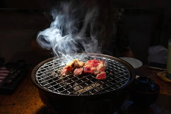 Варена і сира яловичина на вугільному грилі з димом — стокове фото
