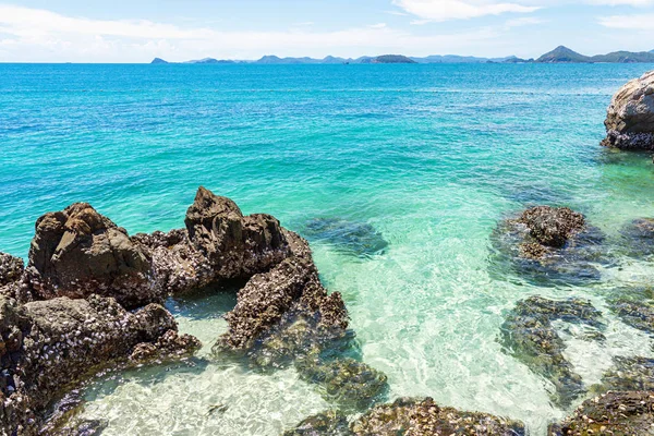 Duże skały z małymi muszli w przezroczystych turkusowych morzu — Zdjęcie stockowe