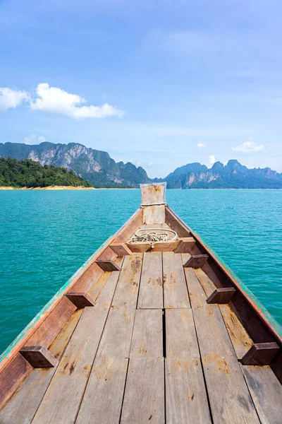 石灰岩の山々と空を持つターコイズブルーの水の木製ボート — ストック写真