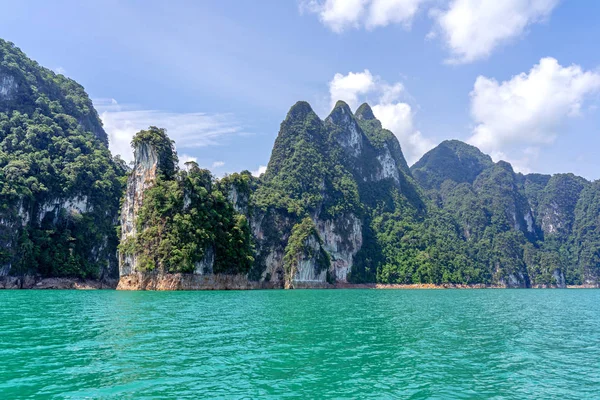 Montañas de piedra caliza y acantilados sobre un lago verde en Tailandia — Foto de Stock