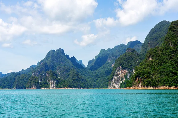 Cordillera de piedra caliza y lago turquesa en Tailandia — Foto de Stock