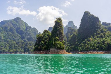 Tayland Kireçtaşı dağ ve yeşil göl