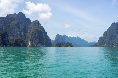 Gökyüzü ve bulutlar ile göl kireçtaşı dağ sırası