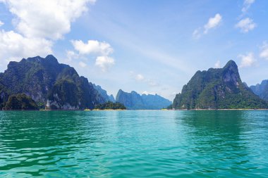 Kireçtaşı sıraarka geçmişi olan göldeki su dalgalanmaları