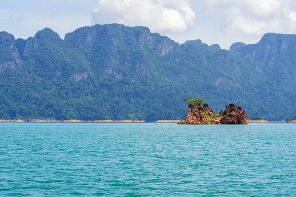 Pequeña isla en el lago con acantilado de piedra caliza y fondo del cielo — Foto de Stock