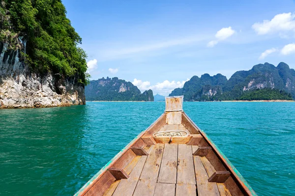Barco de madera en lago verde con montañas de piedra caliza y acantilados — Foto de Stock