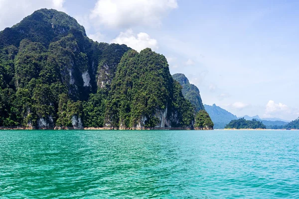 Cordillera de piedra caliza y acantilados en lago verde — Foto de Stock