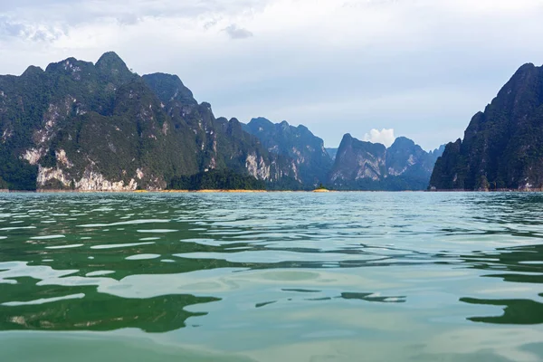 Ondulaciones de agua en lago verde con fondo de cordillera de piedra caliza — Foto de Stock