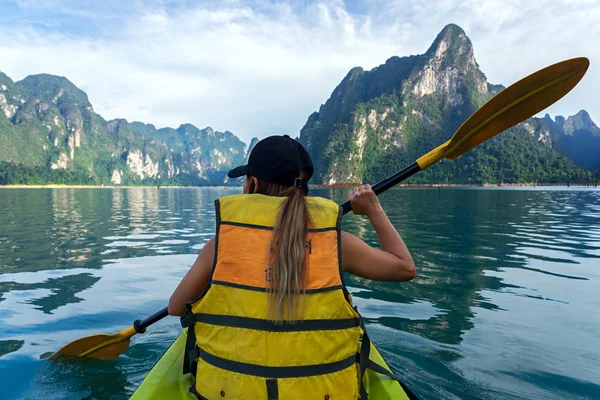 湖で黄色のライフジャケットカヤックのアジアの女性 — ストック写真