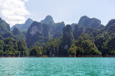 Tayland yeşil göl üzerinde Kireçtaşı dağ