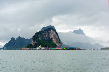 Tayland 'ın Phang Nga Körfezi' nde bulutlu ve sisli Panyee adası çevresindeki renkli evler..