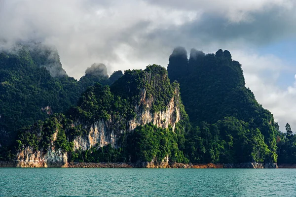 Morgonljus Och Moln Kalkstensbergskedjan Sjön Surat Thani Thailand — Stockfoto