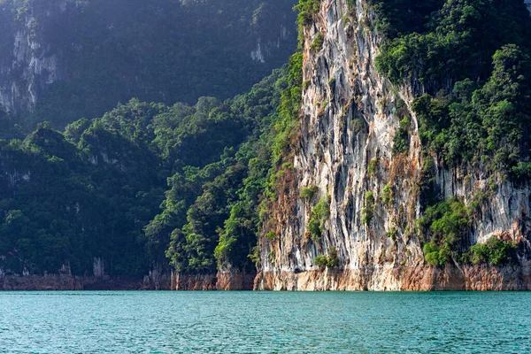 Acantilado Roca Blanca Con Bosque Verde Lago Parque Nacional Khao — Foto de Stock