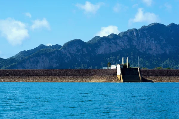 White Building Rockfill Dam Blue Lake Limestone Mountain Range Background — Stock Photo, Image