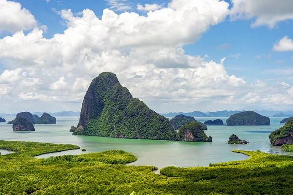 Kireçtaşı adaları ve yeşil mangrov ormanları. Tayland 'ın Phang Nga Körfezi' nde mavi gökyüzünde beyaz bulutlar..