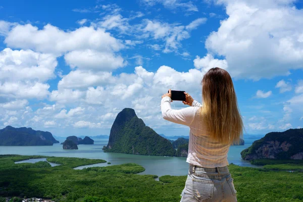 Азійка Яка Тримає Смартфон Фотографує Маленькі Острови Море Зеленим Мангровим — стокове фото