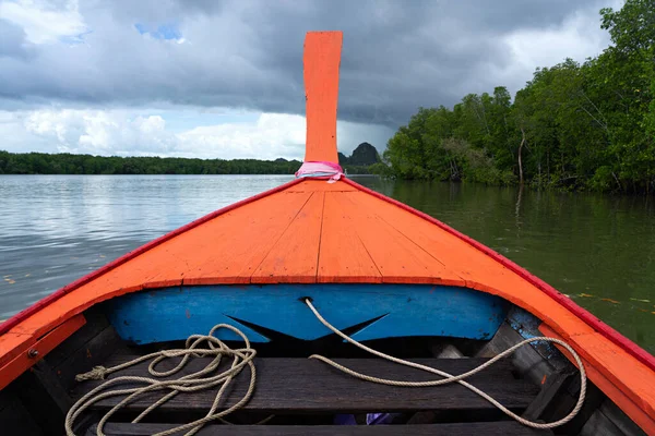 Röd Och Blå Träbåt Floden Med Grön Mangroveskog Och Mörka — Stockfoto