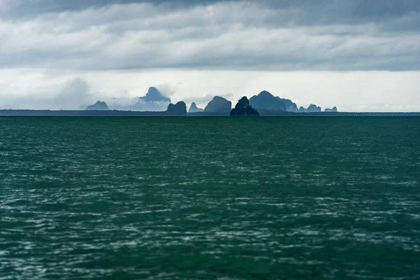 Маленькие Известняковые Острова Зеленое Андаманское Море Тёмным Облачным Небом Заливе — стоковое фото