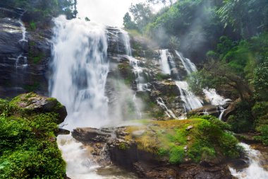 Chiang Mai, Tayland 'daki güçlü Vachiratharn şelalesine su püskürt ve damlat..