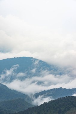 Chiang Mai, Tayland 'da beyaz bulutlar ve sis dağları..