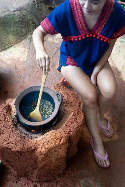 Asian Woman Roasting Coffee Bean Old Clay Pot Fire Stove — Stock Photo, Image