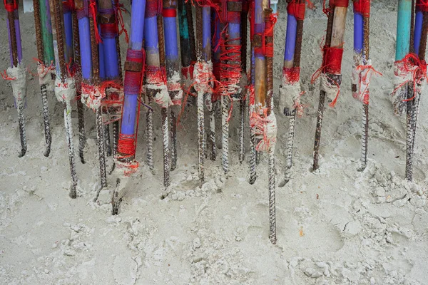 Montón Sombrillas Playa Púrpura Roja Utilizadas Playa Arena Pattaya Tailandia — Foto de Stock