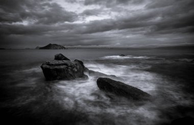 Deniz, kayalar ve taşlar üzerinde uzun pozlama