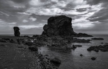 Deniz, kayalar ve taşlar üzerinde uzun pozlama