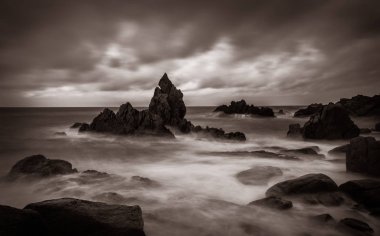 Deniz, kayalar ve taşlar üzerinde uzun pozlama