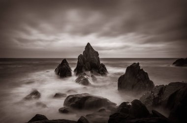 Deniz, kayalar ve taşlar üzerinde uzun pozlama