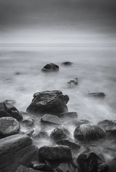 Θάλασσα Βράχια Και Πέτρες Μακροχρόνια Έκθεση — Φωτογραφία Αρχείου