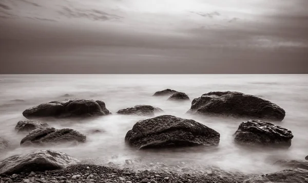 Θάλασσα Βράχια Και Πέτρες Μακροχρόνια Έκθεση — Φωτογραφία Αρχείου