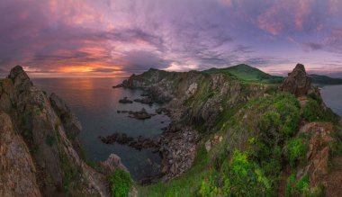 Denizin üzerinde gün batımı 