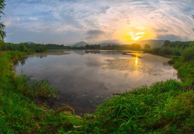Gün batımında gölün manzarası
