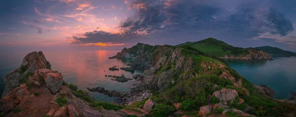 海の岩の上の夕日 ストック画像
