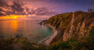 Kıyı dağlarının üzerinde gün batımı