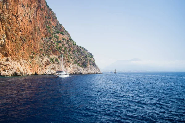 アラニヤにある半島 アランヤ トルコ 地中海の観光船 — ストック写真