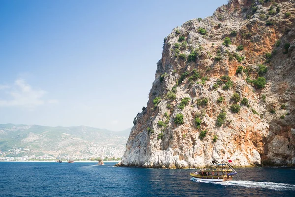 Alanya, Türkiye-09.11.2017: Alanya Yarımadası, Alanya, Türkiye. Akdeniz turistik gemilerde