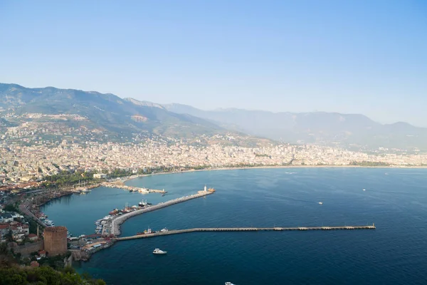 Alanya Yarımadası, Alanya, Türkiye. Akdeniz turistik gemilerde. Alanya bağlantı noktası. Alanya beach resort bileşen Antalya bölge il Türkiye'nin güney sahilleri üzerinde biridir