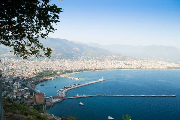 Alanya Yarımadası, Alanya, Türkiye. Akdeniz turistik gemilerde. Alanya bağlantı noktası. Alanya beach resort bileşen Antalya bölge il Türkiye'nin güney sahilleri üzerinde biridir