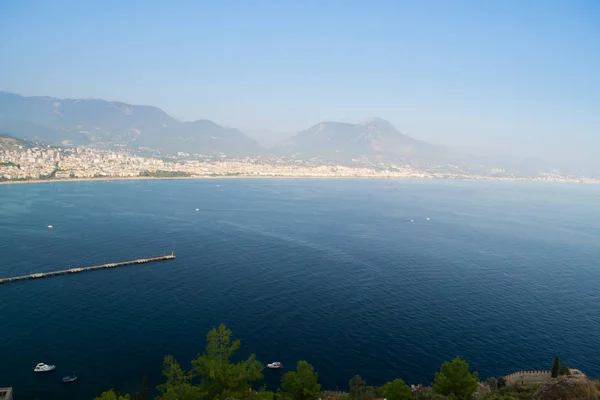 Alanya Yarımadası, Alanya, Türkiye. Akdeniz turistik gemilerde. Alanya bağlantı noktası. Alanya beach resort bileşen Antalya bölge il Türkiye'nin güney sahilleri üzerinde biridir
