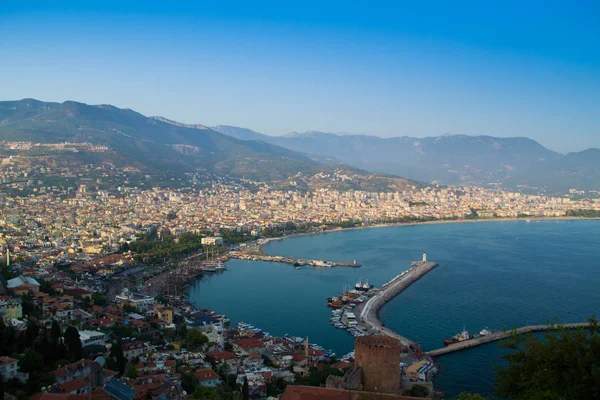 Alanya Yarımadası, Alanya, Türkiye. Akdeniz turistik gemilerde. Alanya bağlantı noktası. Alanya beach resort bileşen Antalya bölge il Türkiye'nin güney sahilleri üzerinde biridir