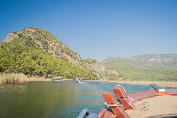 Dalyan nehrinde yürümek, Türkiye. Dalyan Nehri, Cajgiz gölüne ve Ege Denizi 'ne bağlar