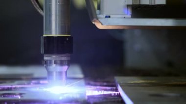 Endüstriyel robot lazer kesici metal parçalar sadece bir bıçak gibi büyük bir hassasiyetle tereyağı keser.
