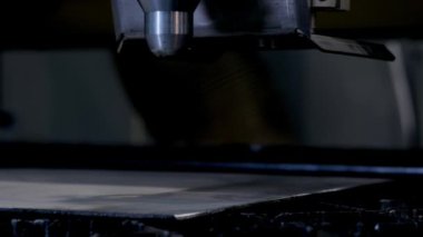 Endüstriyel robot lazer kesici metal parçalar sadece bir bıçak gibi büyük bir hassasiyetle tereyağı keser.