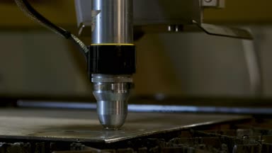 Endüstriyel robot lazer kesici metal parçalar sadece bir bıçak gibi büyük bir hassasiyetle tereyağı keser.